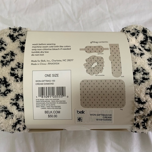 Cosmetic/Travel Bag with accessories - Picture 2 of 3